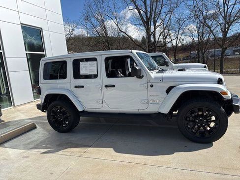 Used 2022 Jeep Wrangler Unlimited Sahara w/ Cold Weather Group AWD/4WD image 3