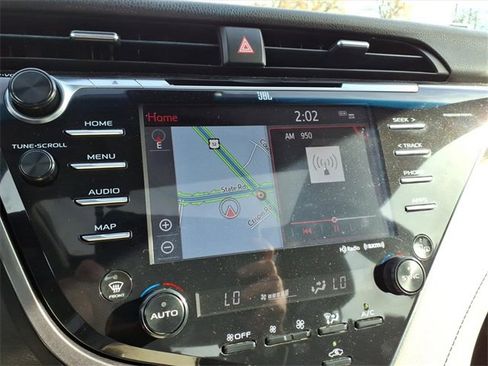 Used 2018 Toyota Camry XLE image 19