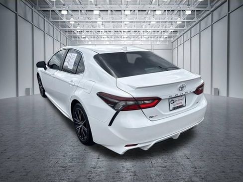Used 2022 Toyota Camry SE w/ Convenience Package FWD image 3
