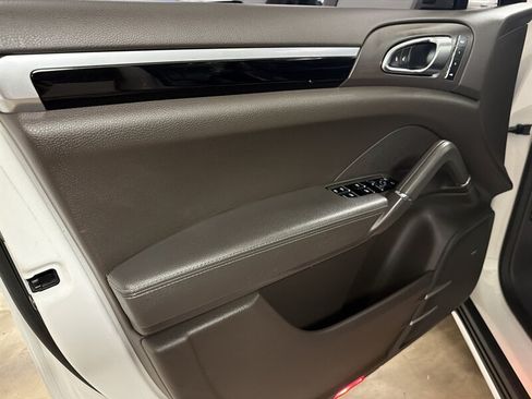 Used 2017 Porsche Cayenne Platinum Edition w/ Premium Package (PJV) AWD/4WD image 19