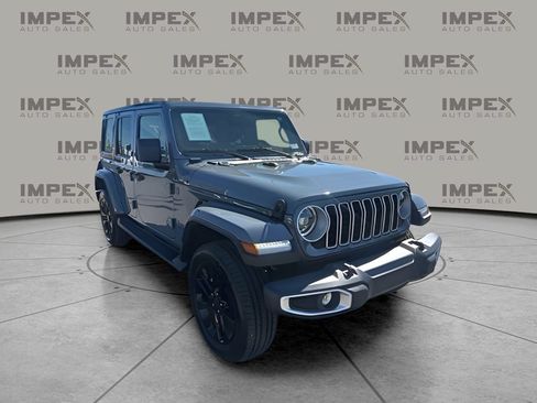 Used 2025 Jeep Wrangler Unlimited Sahara AWD/4WD image 7