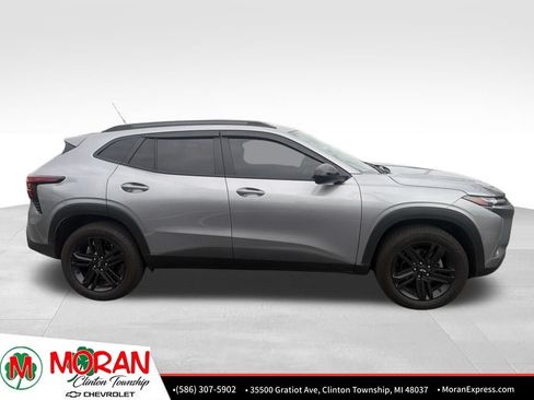 Used 2025 Chevrolet Trax ACTIV w/ Driver Confidence Package FWD image 2