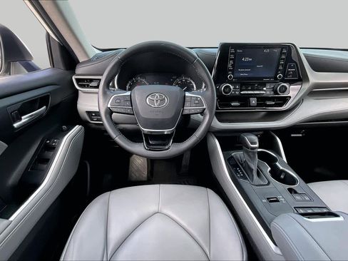 Used 2021 Toyota Highlander XLE FWD image 6