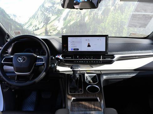 Certified 2025 Toyota Sienna Platinum image 18