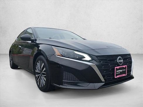 Used 2024 Nissan Altima 2.5 SV FWD image 3