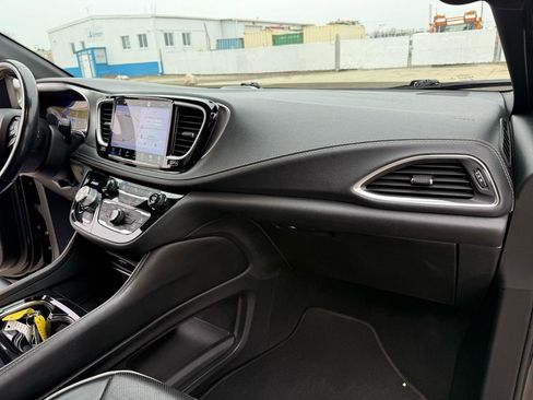 Used 2021 Chrysler Pacifica Limited w/ Uconnect Theater Family Group image 34