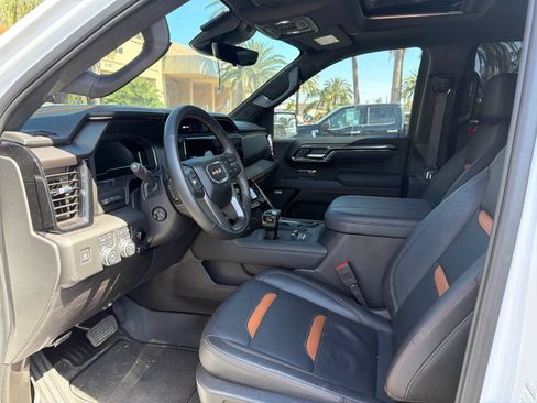 Used 2025 GMC Sierra 1500 AT4 w/ Technology Package AWD/4WD image 5