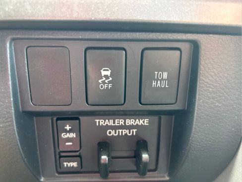 Used 2017 Toyota Tundra SR5 w/ SR5 Upgrade Package AWD/4WD image 32