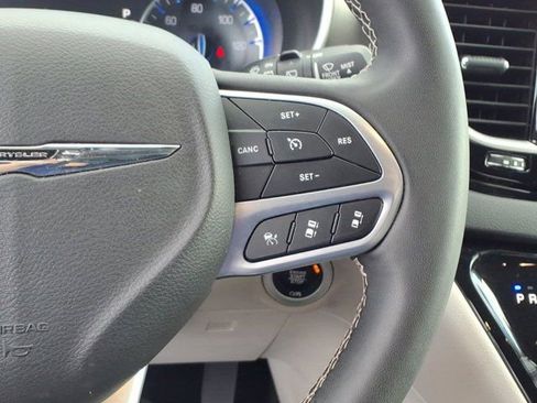 Used 2024 Chrysler Pacifica Touring-L image 18