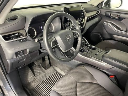 Used 2023 Toyota Highlander LE FWD image 3