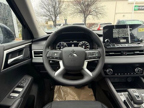 Used 2025 Mitsubishi Outlander SE image 24