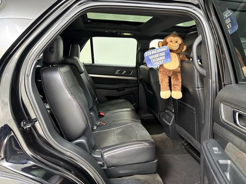 Used 2018 Ford Explorer XLT w/ Equipment Group 202A AWD/4WD image 30