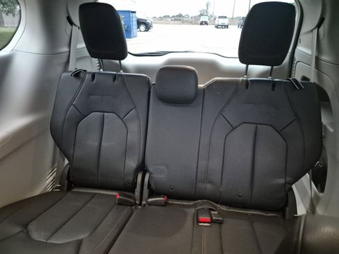 Used 2020 Chrysler Pacifica Touring-L image 24