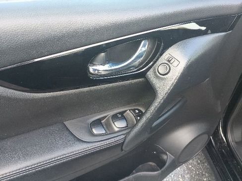 Used 2020 Nissan Rogue Sport SV FWD image 10