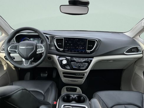 Used 2024 Chrysler Pacifica Touring-L FWD image 22