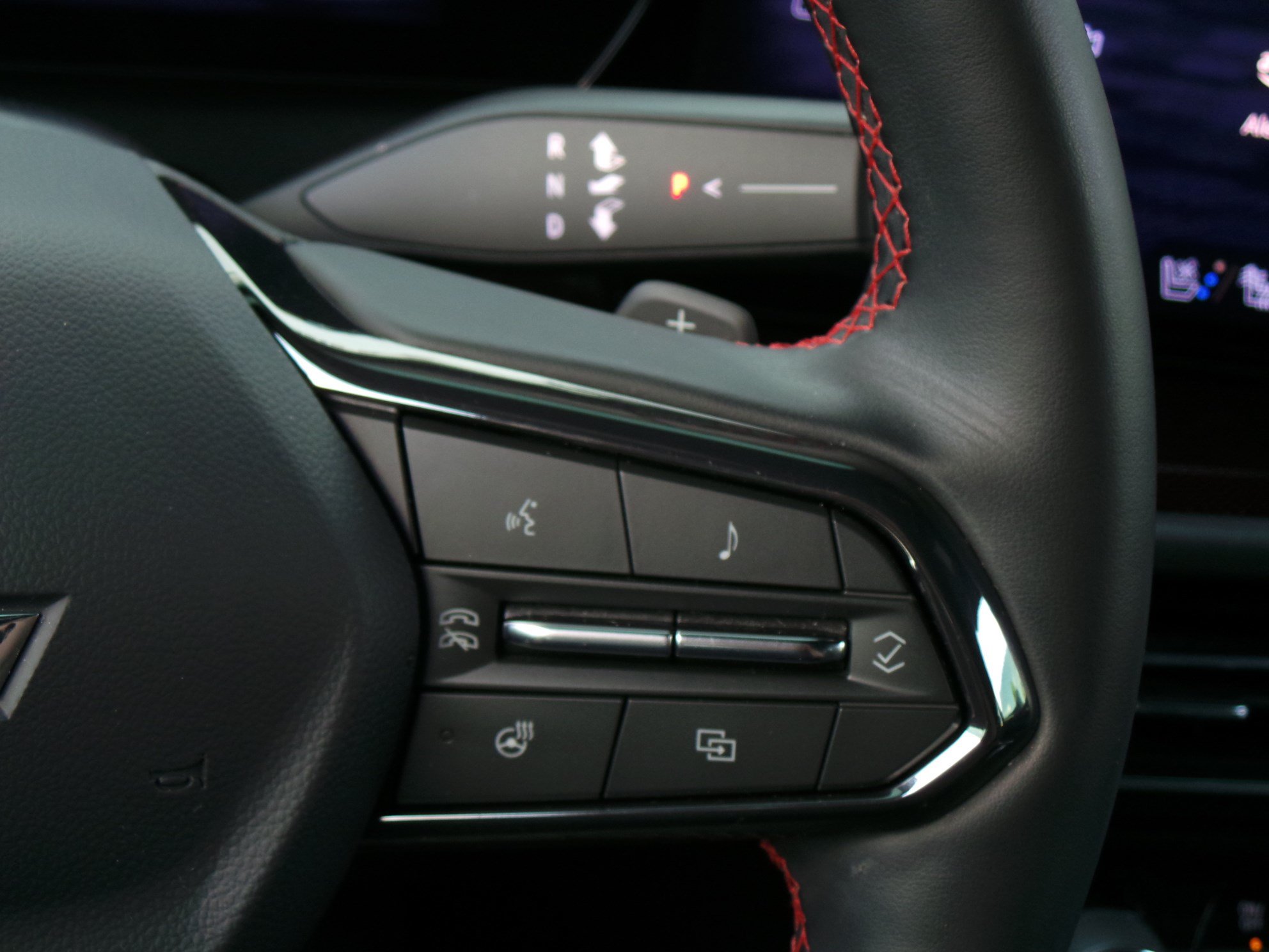 Used 2025 Chevrolet Traverse RS FWD image 34