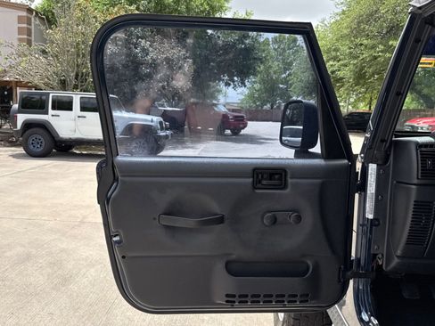 Used 2004 Jeep Wrangler X AWD/4WD image 18