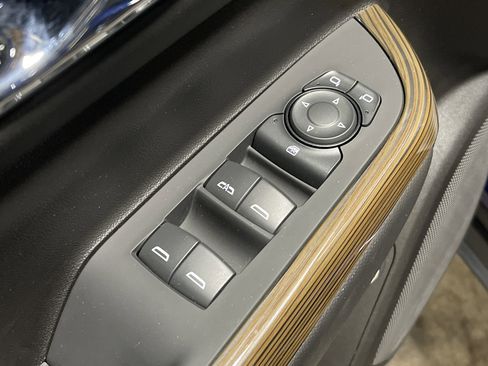 Used 2023 GMC Acadia SLE w/ Driver Convenience Package image 8