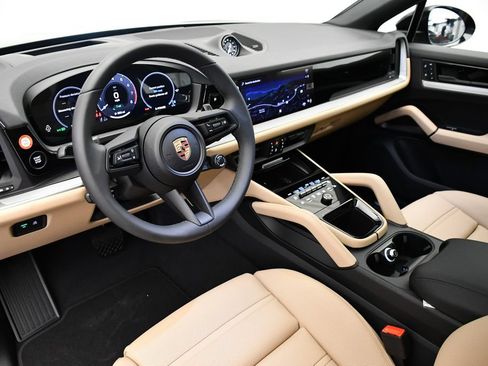 Certified 2025 Porsche Cayenne E-Hybrid Coupe AWD/4WD image 4