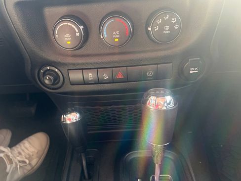 Used 2017 Jeep Wrangler Unlimited Sahara AWD/4WD image 13
