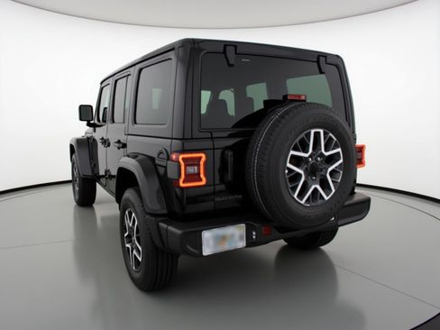 Used 2025 Jeep Wrangler Sahara image 6