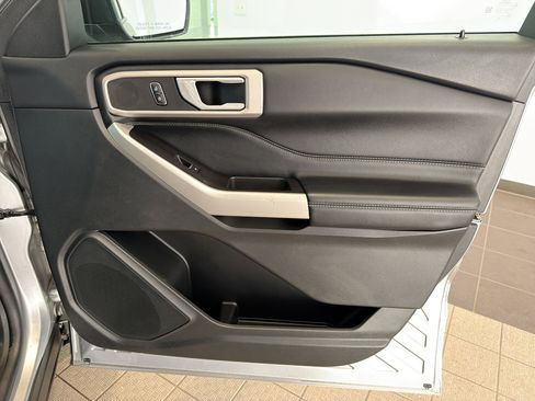Used 2022 Ford Explorer XLT image 27