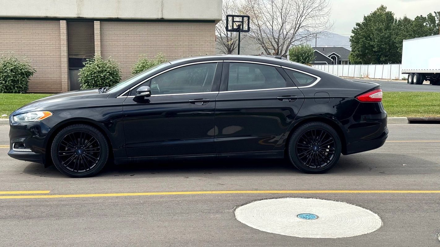 Used 2016 Ford Fusion SE w/ Equipment Group 202A FWD image 2
