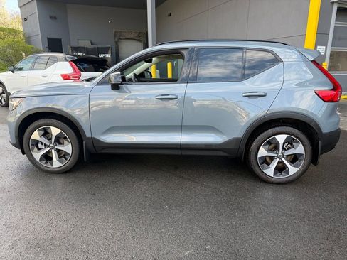 Used 2023 Volvo XC40 B5 Plus w/ Climate Package image 3