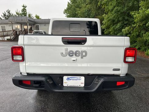 Used 2023 Jeep Gladiator Overland image 4