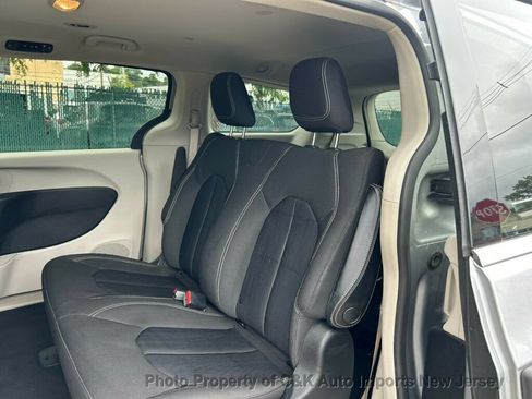 Used 2020 Chrysler Voyager L FWD image 34