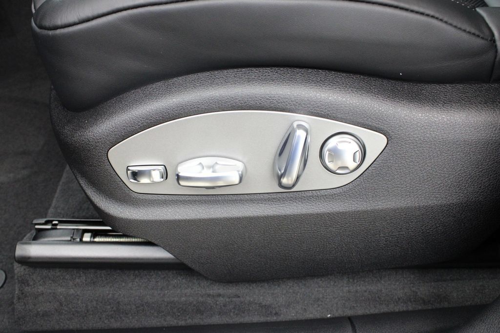 Certified 2025 Porsche Macan AWD/4WD image 25