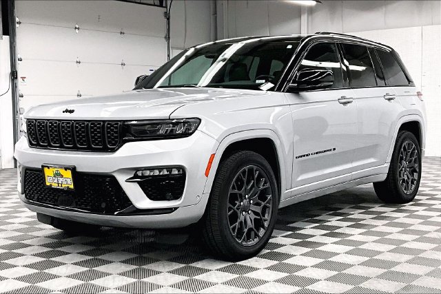 Used 2025 Jeep Grand Cherokee Summit w/ Obsidian Package AWD/4WD image 12