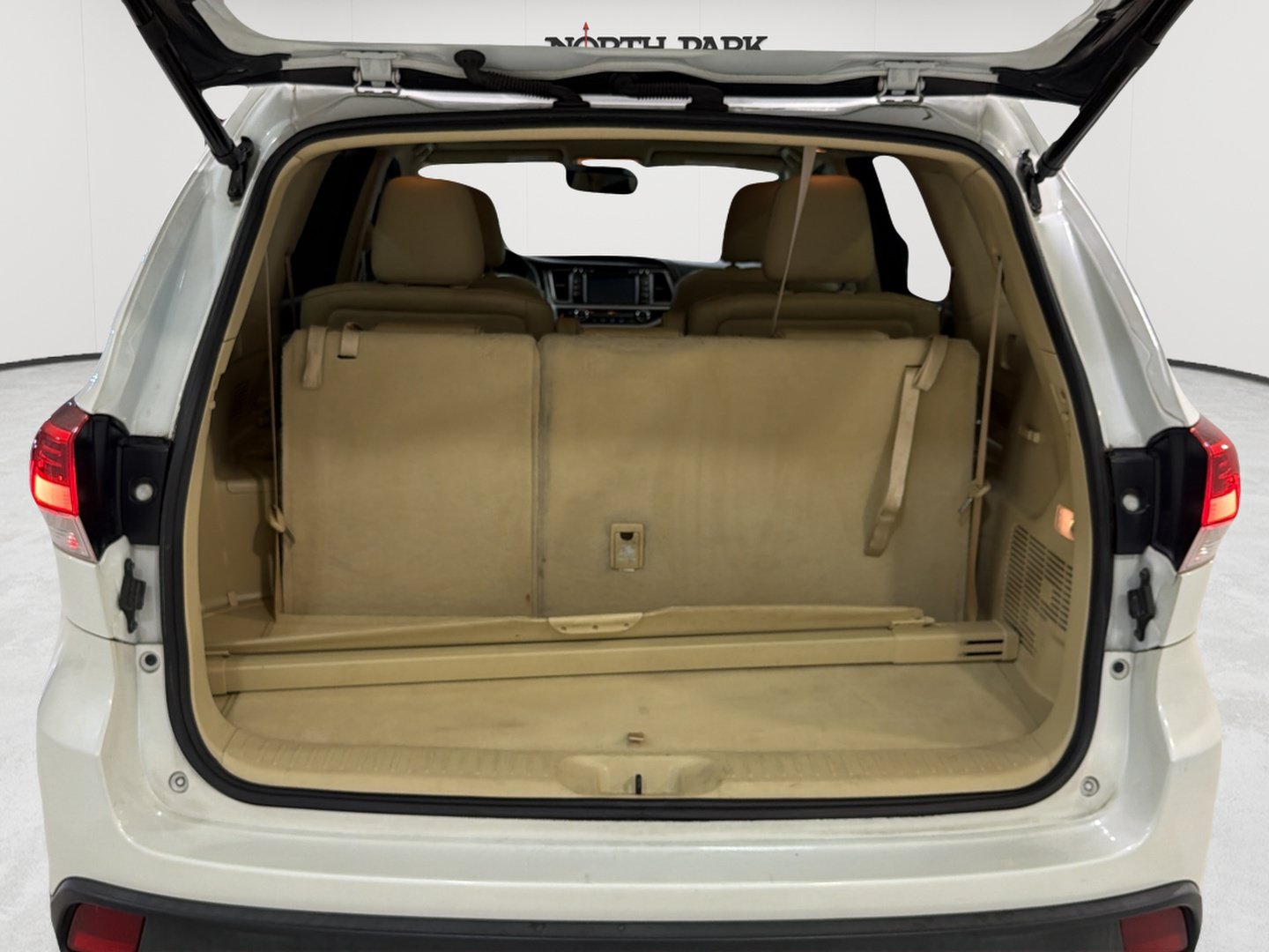 Used 2018 Toyota Highlander FWD V6 image 26