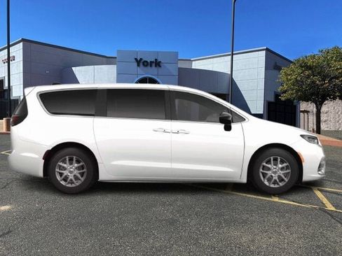 New 2026 Chrysler Pacifica Select image 2