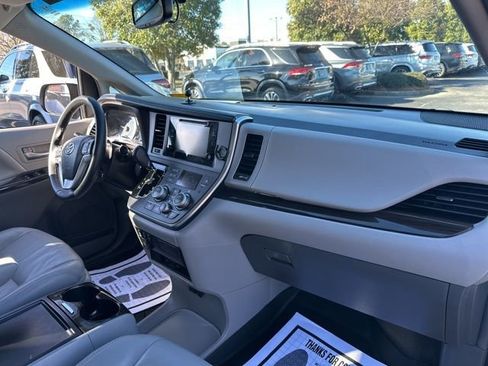 Used 2017 Toyota Sienna XLE Premium image 37