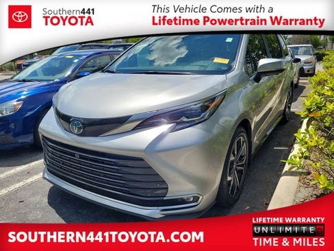 Used 2025 Toyota Sienna Platinum FWD image 1