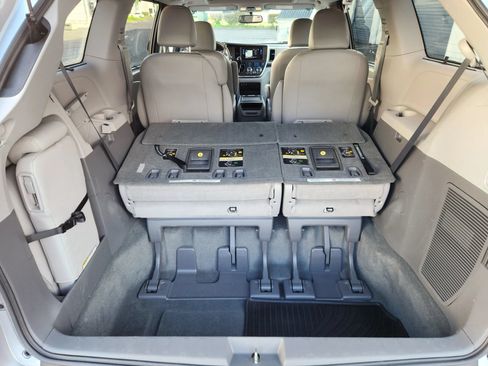 Used 2016 Toyota Sienna XLE w/ XLE Navigation Package FWD image 25