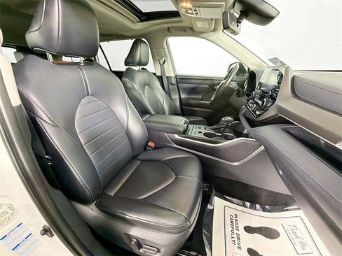 Used 2021 Toyota Highlander XLE image 26