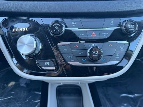 Used 2020 Chrysler Voyager Lxi FWD image 10