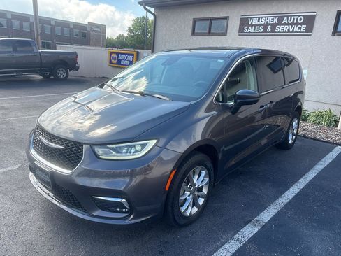 Used 2023 Chrysler Pacifica Touring-L AWD/4WD image 7