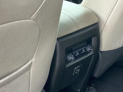 Used 2022 Chevrolet Traverse LS FWD image 16