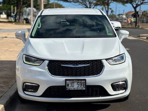 Used 2022 Chrysler Pacifica Touring-L w/ Uconnect Theater Family Group image 7