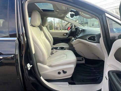 Used 2019 Chrysler Pacifica Touring-L Plus image 34