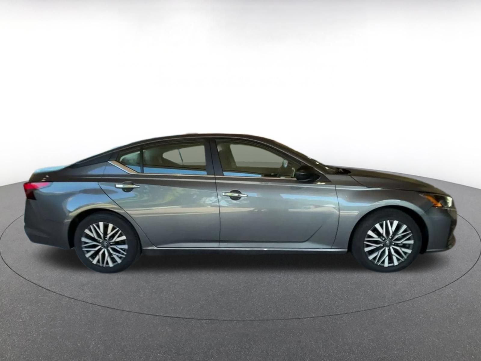 Used 2025 Nissan Altima 2.5 SV FWD image 15