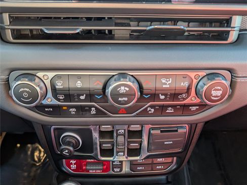 Used 2024 Jeep Wrangler Unlimited Rubicon 392 image 28