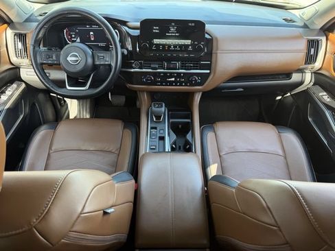 Used 2024 Nissan Pathfinder Platinum w/ Lighting Package (N93) FWD image 11