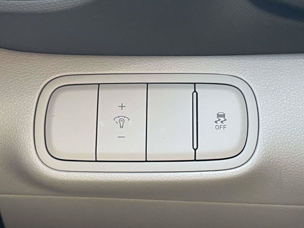 Certified 2023 Hyundai Venue SEL FWD image 18