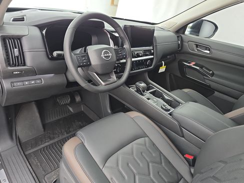 New 2026 Nissan Pathfinder Platinum image 17