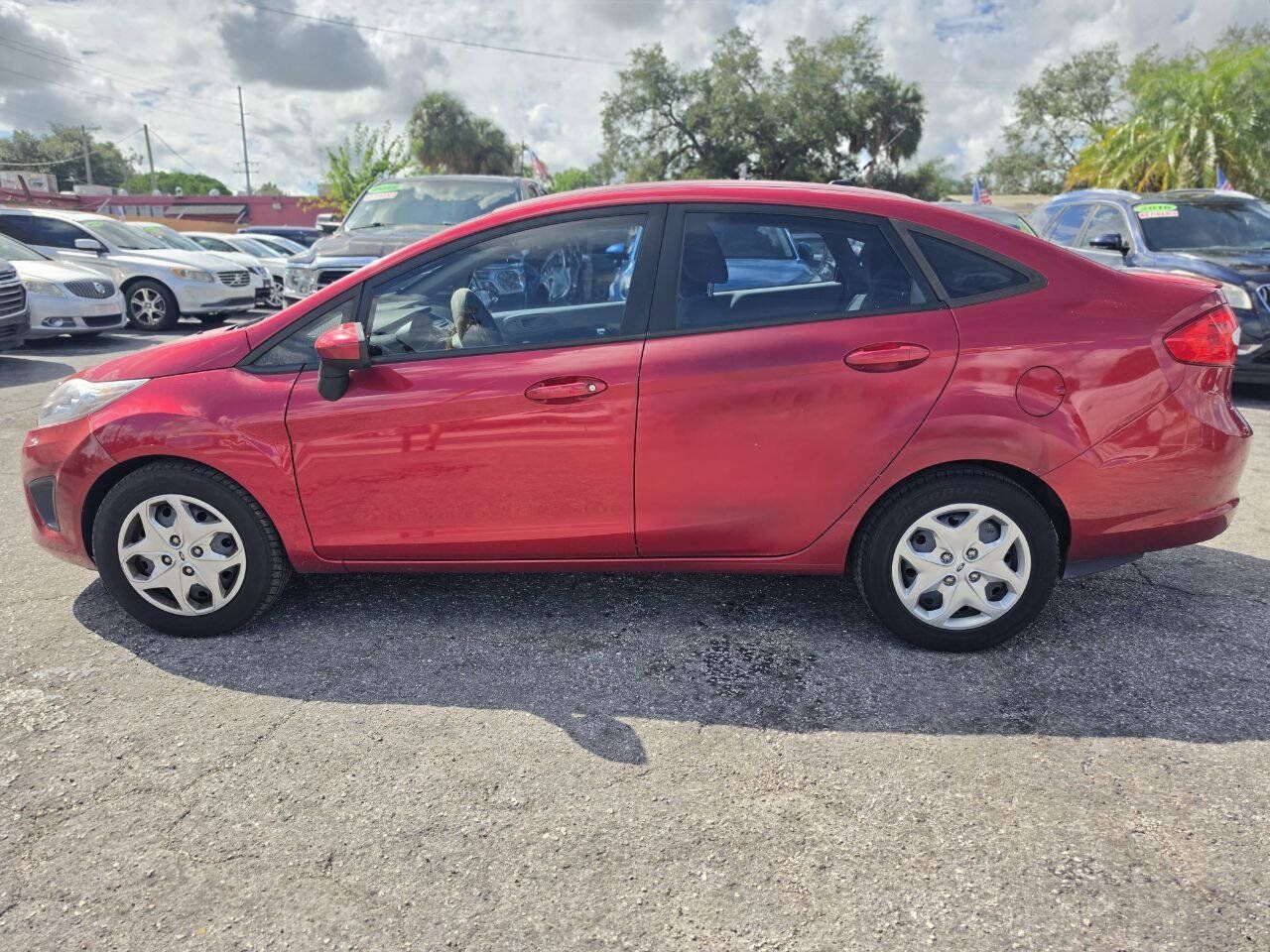 Used 2011 Ford Fiesta SE w/ Super Fuel Economy Pkg FWD image 3