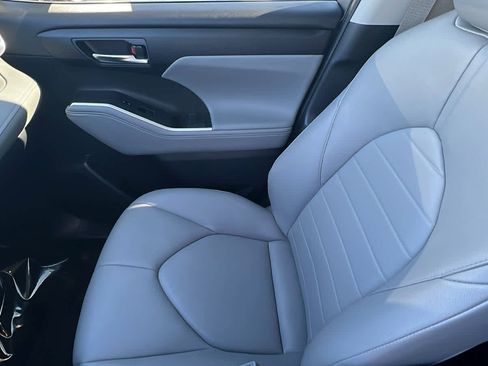 Used 2024 Toyota Highlander XLE image 12